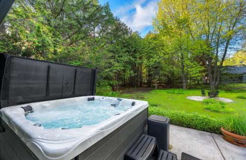 Sister Bay House | Scandia - Hot Tub, Arcade, Dog-Friendly, and Walk to Marina!