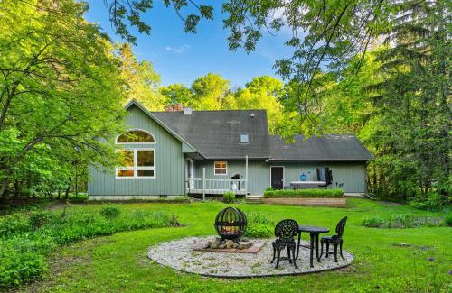 Sister Bay House | Scandia - Hot Tub, Arcade, Dog-Friendly, and Walk to Marina!