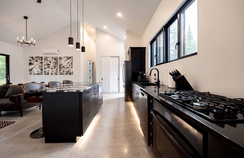 Mayfield House | 🇸🇪 Scandinavian Haus – Modern Boardman Riverfront | Game Room | Pet-Friendly | Near TC