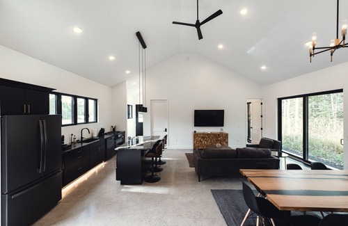 Mayfield House | 🇸🇪 Scandinavian Haus – Modern Boardman Riverfront | Game Room | Pet-Friendly | Near TC