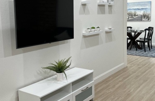 Sacramento House | Scandinavian Home 2B/2Ba Spacious Relaxed Charm