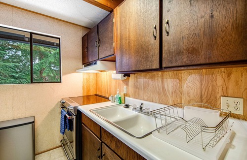 Hyak House | Scandinavian Lodge-Inspired Home w/High-Speed WiFi, Wood Stove, & Washer/Dryer
