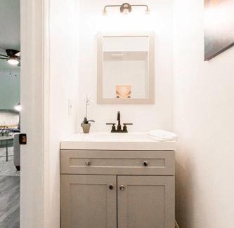 Smyrna Apartment | Scandinavian Retreat mins Close to battery W King bed