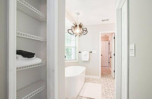 Smyrna Apartment | Scandinavian Retreat mins Close to battery W King bed