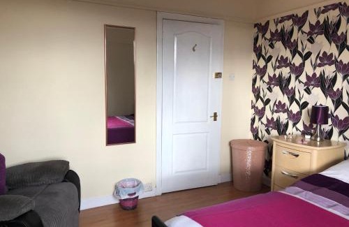 Falkirk Apartment | Scardroy Falkirk - Central 3 Bedroom Apartment with Parking, WiFi, Smart TVs