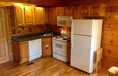 Gatlinburg - Pigeon Forge Cabin | Scenic 2 Bedroom/2 Bathroom Cabin, New Hot Tub, Pool Table, 5 min. from Parkway