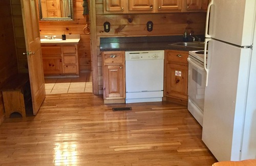 Gatlinburg - Pigeon Forge Cabin | Scenic 2 Bedroom/2 Bathroom Cabin, New Hot Tub, Pool Table, 5 min. from Parkway