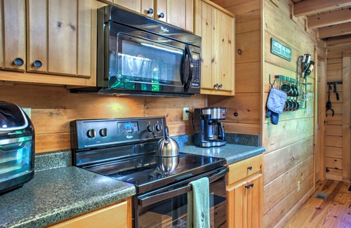Fairview Cabin | Scenic 3-Story Cabin w/Hot Tub, Panoramic Views, Near Hatley + Biltmore Pass