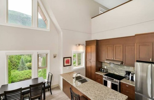 Hope Apartment | Scenic 3BR Penthouse Suite