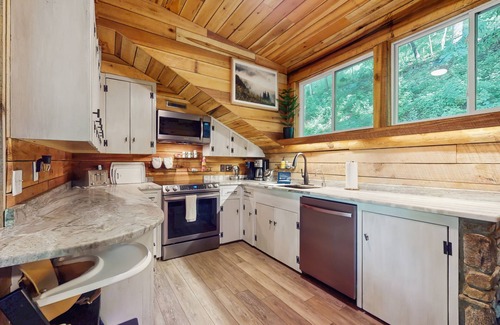 Horse Shoe House | Scenic cabins with fireplaces, children's items, W/D, and AC - dog-friendly