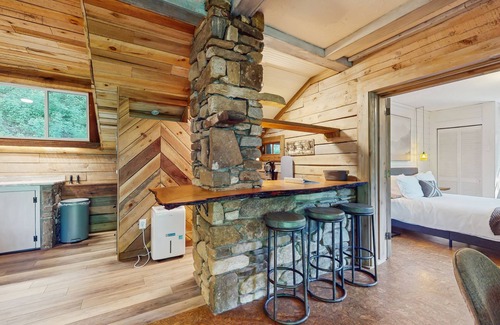 Horse Shoe House | Scenic cabins with fireplaces, children's items, W/D, and AC - dog-friendly