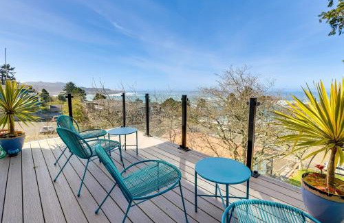 Depoe Bay House | Scenic Depoe Bay Townhome with Deck Less Than 1 Mi to Parks!