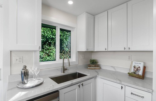 North Queen Anne House | Scenic Elliott Bay/Sunset Views - Queen Anne Retreat