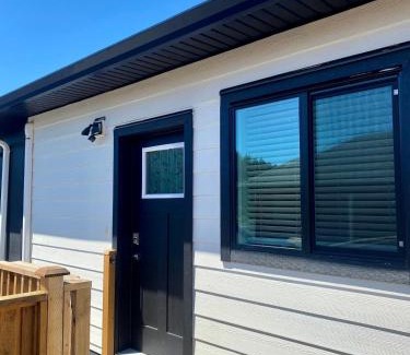 Langford House | Scenic Equipped Detached Private Westhills Carriage Home In Langford