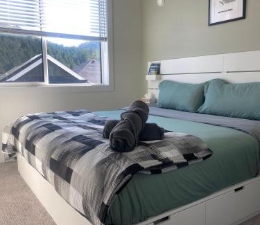 Langford House | Scenic Equipped Detached Private Westhills Carriage Home In Langford
