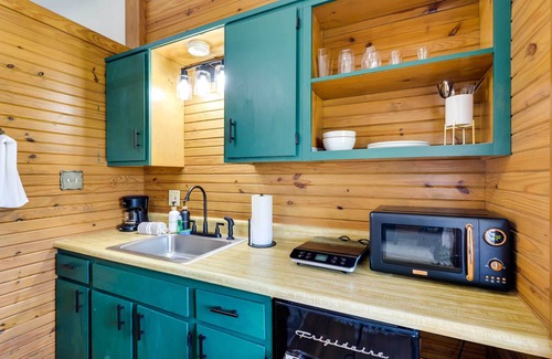 Eureka Springs Apartment | Scenic Eureka Springs Cabin Rental w/Balcony!