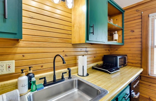 Eureka Springs Apartment | Scenic Eureka Springs Cabin Rental w/Balcony!