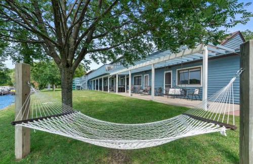 Mayfield Apartment | Scenic Fife Lake Lodge 1 King & 1 Queen Suite