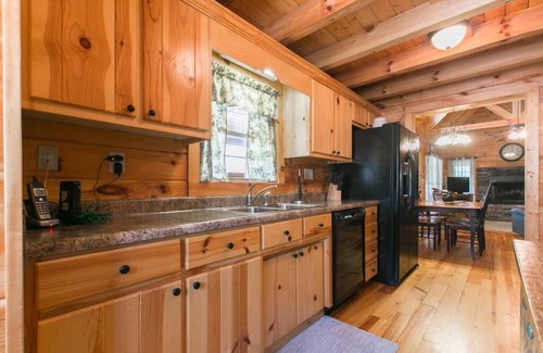 Black Mountain Cabin | Scenic Getaway: Cozy with Hot Tub, Fast Wifi, Serene Pond View, Close to Town