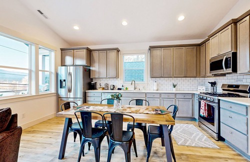 Stevenson House | Scenic hideaway near the Columbia River with office, basketball, grill - dogs ok