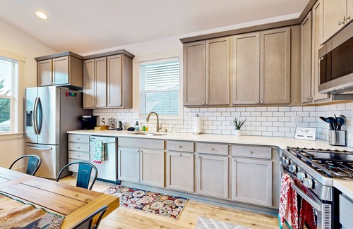 Stevenson House | Scenic hideaway near the Columbia River with office, basketball, grill - dogs ok