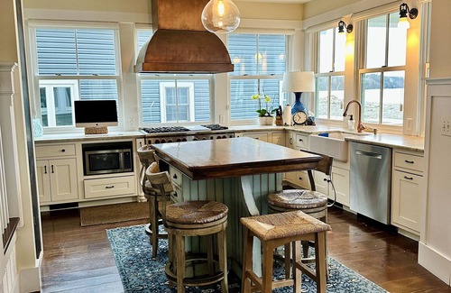 North East House | Scenic lake house on the shores of Lake Erie. Spacious home with lake access.