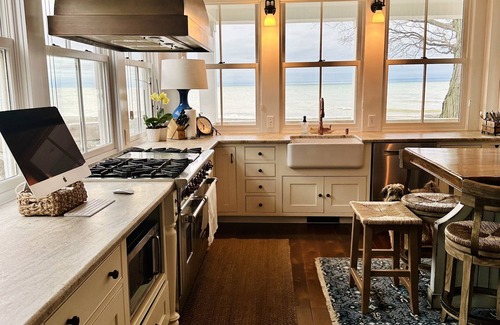 North East House | Scenic lake house on the shores of Lake Erie. Spacious home with lake access.