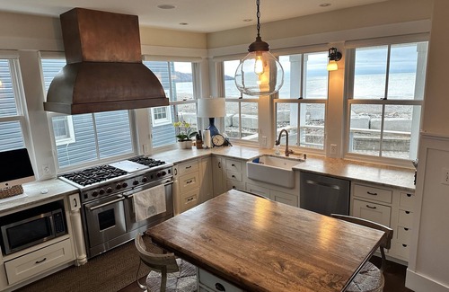 North East House | Scenic lake house on the shores of Lake Erie. Spacious home with lake access.