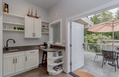 Northeast Bellevue House | Scenic Lake View Guest House