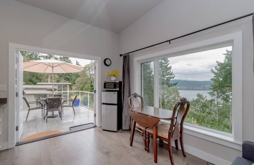 Northeast Bellevue House | Scenic Lake View Guest House