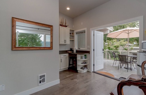 Northeast Bellevue House | Scenic Lake View Guest House