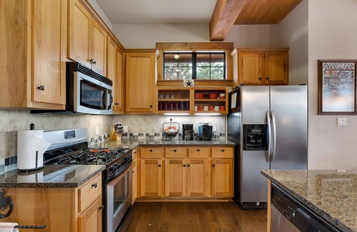 Leander House | Scenic Luxury Home - Hollows Resort & Marina, Lake Travis, 4 Pools