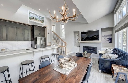 Teepee Town Apartment | Scenic Mountain Escape with BBQ and Private Patio
