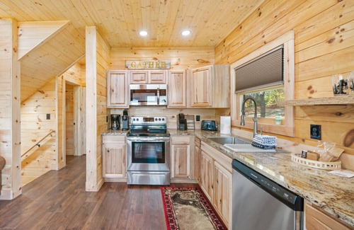 Bryson City Cabin | Scenic Mountain Retreat Hot tub|Firepit|Big Views
