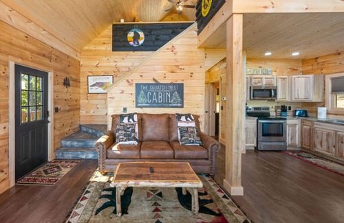 Bryson City Cabin | Scenic Mountain Retreat Hot tub|Firepit|Big Views