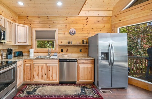 Bryson City Cabin | Scenic Mountain Retreat Hot tub|Firepit|Big Views