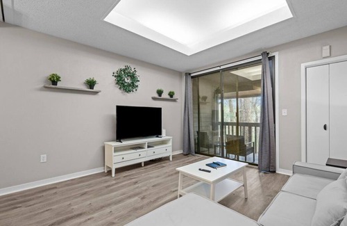 Middleburg Condo | Scenic & Peaceful Condo + Quiet & Safe Gated Community😎Great For Work OR Play😎