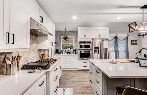 Gainesville House | Scenic Retreat-Lanier Lakefront-Private Dock-Sunset Views!