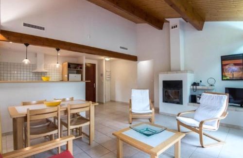 Quillan House | Scenic Retreat w Terrace