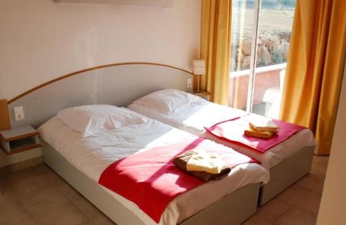 Quillan House | Scenic Retreat w Terrace