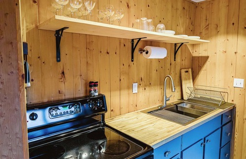 Gold Beach Cottage | Scenic River Retreat w/Deck View Lawn Games Wood Stove