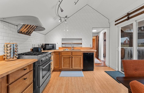 Bridgewater Corners House | Scenic Rt 4: Hot tub, minutes to everything!