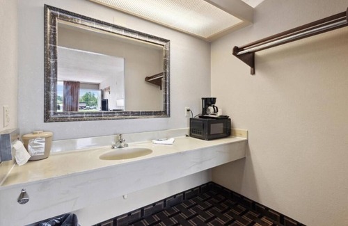 Greeneville Hotel | Scenic Stay With Pet Access Near Jordan Knob and Trail