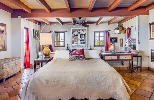 Wonder Valley House | Scenic studio hideaway with private hot tub, shared pool, and amazing views
