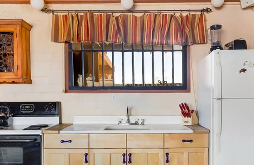 Wonder Valley House | Scenic studio hideaway with private hot tub, shared pool, and amazing views