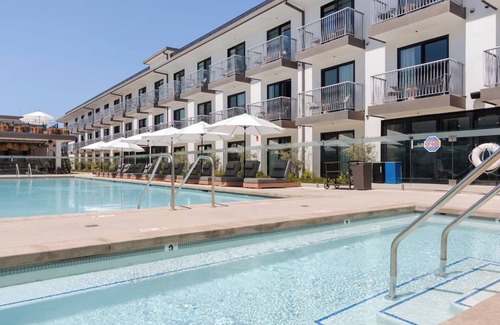 Inglewood House | Scenic Terrace Room | Convenient Hotel Close to SoFi Stadium | Outdoor Pool