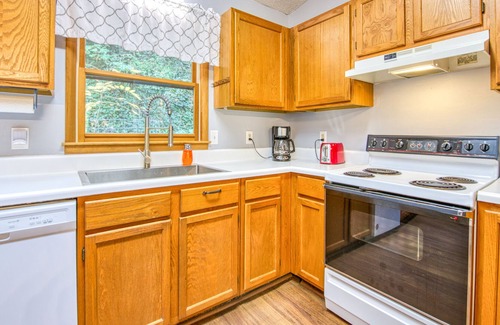 Franklin House | Scenic treetop retreat with covered deck & fireplace - near downtown Franklin