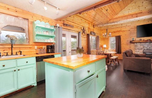 Creola Cabin | Scenic View Hocking Hills cedar cabin for up to 8 guests that is pet friendly on 30 private acres. Offers pond, Wi-fi and great deck space with first level hot tub.