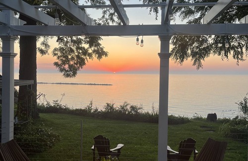 Racine House | Scenic Waterfront Lake Michigan Escape