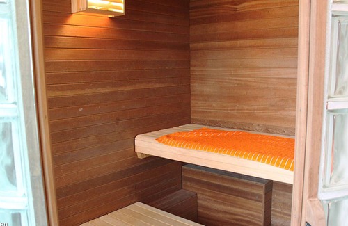 Sønderstrand House | Schönes Ferienhaus aus Stein mit 2 Duschbädern, Sauna, Whirlpool und Ofen